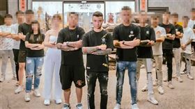 直播主胡凱彬（中）以公益形象走紅網路，他卻吸收未成年少年當打手。（圖／翻攝胡凱彬臉書）