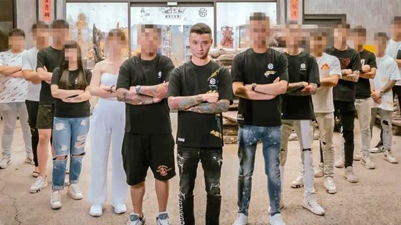 吸少年當打手　「直播界男神」公益人設崩