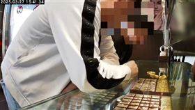 台中梧棲銀樓搶案，2男搶金項鍊，惡意倒車，衝撞老闆娘，監視器畫面曝光(圖／翻攝畫面)