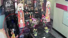 新北市板橋區代天宮日前發生神像被竊案，一名陳姓男街友偷走廟裡的三太子神像，把神像的衣袍變賣後，再棄置於三峽一處宮廟外，警方獲報後找到三太子神像，陳男則被依竊盜罪嫌法辦。（圖／翻攝畫面）
