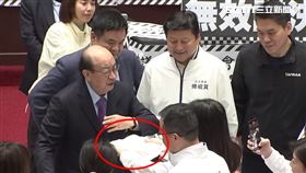 徐巧芯拿驗傷單追著柯建銘