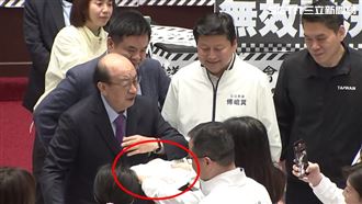 徐巧芯拿驗傷單追柯建銘　眾人嗆她別演了