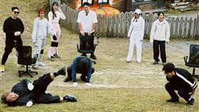 許孟哲（後排中）難擋劇烈頭暈。（圖／中視提供）