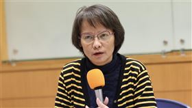 北一女教師區桂芝質疑學生審課綱北一女中教師區桂芝（圖）日前批判108課綱，引發網路正反評價，她23日出席記者會時再質疑課審會不專業，甚至納入學生代表。中央社記者張皓安攝  112年12月23日