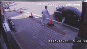 銀樓搶20萬金項鍊! 2歹徒倒車狠撞老闆娘逃