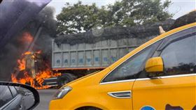 國道,火燒車,湖口,聯結車（圖／翻攝自《職業聯結車職業大貨車職業大客車拉拉隊運輸業照片影片資訊分享團》臉書）