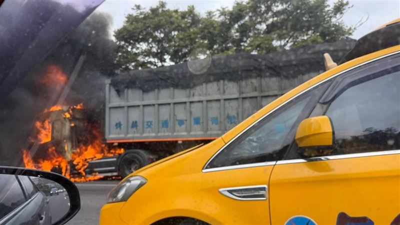 新/聯結車燒成橘色大火球 國1南下紫爆