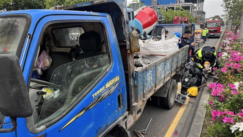 新／北捷南港站附近車禍　騎士捲車底命危