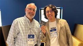 陳正昌赴美參加GLOBE全球年會新北市新店高中教師陳正昌（右）獲選美國國家航空暨太空總署（NASA）「全球學習與觀測裨益環境計畫（GLOBE Program）」評估工作小組成員，為首名代表亞太地區的台灣人。圖為陳正昌2024年到美國參加GLOBE全球年會，與NASA科學家交流。（新店高中提供）中央社記者趙敏雅傳真  114年3月28日