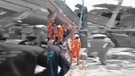 緬甸，7.7強震，房屋倒塌，民眾驚慌逃竄，抬傷患求救，(圖／翻攝畫面)