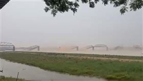 緬甸，7.7強震，房屋倒塌，民眾驚慌逃竄，抬傷患求救，(圖／翻攝畫面)