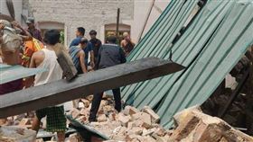 ▲緬甸清真寺被地震震毀，傳出至少20人死亡。（圖／翻攝自Mizzima）