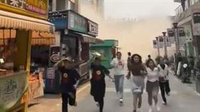 中國雲南省也發生地震，一處高樓建築不斷搖，土石如同下雨般從高樓墜落，街上沙塵揚起，人們到處逃竄。（圖／翻攝自微博）