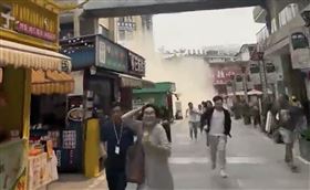 ▲雲南瑞麗財富廣場高樓磚石掉落，民眾抱頭逃竄。（圖／翻攝微博）
