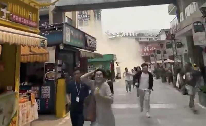 災難片！雲南磚雨砸傷童　路人驚逃畫面曝