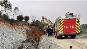 苗縣龍騰斷橋道路工程邊坡坍塌苗栗縣三義鄉公所發包龍騰斷橋道路新建工程，28日發生邊坡坍塌，1名工人遭活埋於山溝內，深度約有3公尺，消防人員持續開挖搶救中。（民眾提供）中央社記者郭宣(文三)傳真  114年3月28日