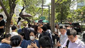 緬甸芮氏規模7.7強震  嚇壞曼谷人緬甸3月28日下午發生芮氏規模7.7強震，連泰國首都曼谷都感到強烈搖晃。民眾直呼恐怖，曼谷街頭擠滿被地震嚇到的群眾。中央社記者呂欣憓曼谷攝  114年3月28日
