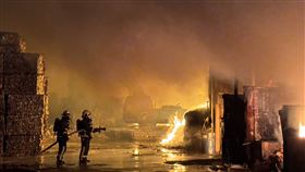 回收場晚間驚傳火警，火勢相當失控。（圖／翻攝畫面）