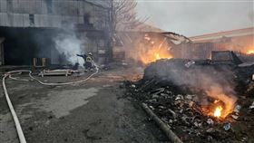 嘉義縣竹崎鄉的「台灣涼椅」工廠發生火警。（圖／翻攝畫面）
