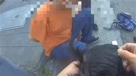 男子見警心虛企圖落跑，身分竟是毒品通緝犯。（圖／翻攝畫面）