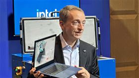 英特爾執行長現身台北活動美商晶片大廠英特爾7日在台北舉辦年度永續日活動，執行長季辛格（Pat Gelsinger）到訪現身實機展示區，稱讚宏碁使用環保材料打造的筆記型電腦符合永續概念。中央社記者吳家豪攝  111年12月7日