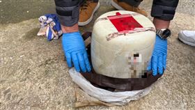 警方協助找回湯女父親的骨灰罈。（圖／翻攝畫面）