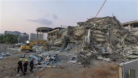 泰國曼谷，救援人員走過地震後倒塌的建築廢墟。（圖／美聯社／達志影像）