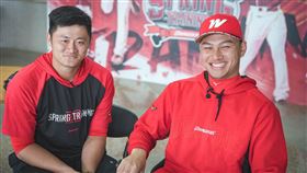 職棒味全龍投捕搭檔徐若熙(左)與蔣少宏(右)接受專訪。（圖/TVBS提供）