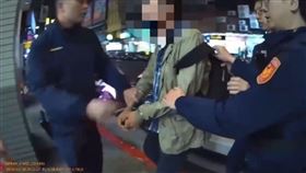 萬華分局西門町派出所員警，查獲男子身上藏有毒品。（圖／翻攝畫面）
