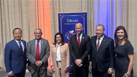 ▲國防部副部長柏鴻輝（左1）、駐美代表俞大㵢（右2）見證台灣向美國軍購66架F-16V戰機。（圖／翻攝自x.com/RepTimmons）