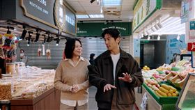 修杰楷(右)愛煮菜給家人吃，左為主持人劉品言。(圖／鏡電視提供)