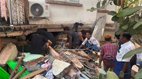 緬甸地震，當地志工正在找尋倖存者。（圖／美聯社／達志影像）