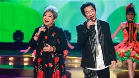 鳥來嬤吳敏（左）跟高群台上表演▲圖片描述。（圖／網友XXX授權提供，未經同意請勿轉載） 。（圖／民視提供）