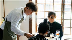 包偉銘（右）在首集中化身客人角色觀察郭泓志服務態度。（圖／好看娛樂提供）