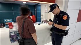 板橋警方阻止林男匯款百萬。（圖／翻攝畫面）