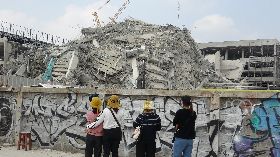 曼谷大樓倒塌受困工人親友焦急等待