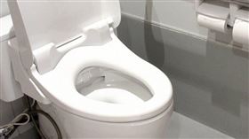 一名女網友抱怨，男友站著小便又不掀馬桶坐墊，常常噴得到處都是，讓她相當困擾。（示意圖／翻攝自photoAC）