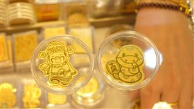 中國年輕人流行黃金手機貼針對中國年輕人流行的黃金手機貼，商家在春節前推出許多帶有新年寓意或招財的圖案，祈求財運旺。圖攝於1月17日上海豫園附近的黃金專賣店。中央社記者廖文綺上海攝  114年1月28日