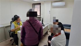 法務部行政執行署宜蘭分署對張男準備進行管收的過程。（圖／執行署宜蘭分署提供） 