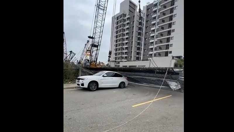 新北吊車凸槌！鋼筋砸中工地主任BMW