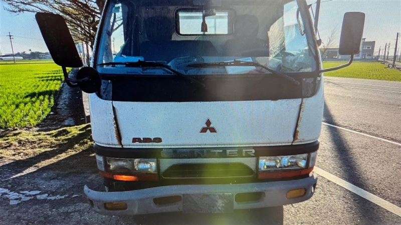 大貨車鬼切右轉！17歲少年無照騎車遭輾斃