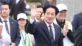 全民健保30週年慶祝活動　賴總統揮手致意總統賴清德（前右）29日由衛福部長邱泰源（前左）等人陪同，在台北出席「健保30愛相聚 健康台灣更有力」全民健保30週年慶祝暨健走活動，進場時揮手致意。中央社記者謝佳璋攝　114年3月29日