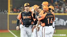 ▲中職36年開幕戰，統一獅總教練林岳平進場。（圖／記者劉彥池攝影）