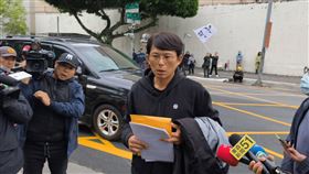 黃國昌抵達北所遞狀，神情嚴肅。（圖／記者莊淇鈞攝）