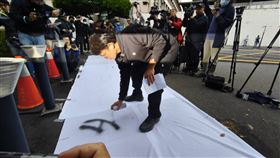 黃國昌在白布條上噴字，來抗議、訴求。（圖／記者莊淇鈞攝）