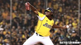 ▲中職36年開幕戰，中信兄弟先發投手德保拉。（圖／記者劉彥池攝影）