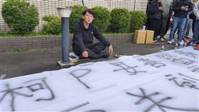 黃國昌拿到收據後，仍選擇在門口靜坐，同時也講究的拿出厚紙板墊在屁股下方。（圖／記者莊淇鈞攝）