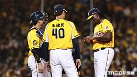 ▲中職36年開幕戰，中信兄弟先發投手德保拉被連續擊出安打，投手教練王建民喊暫停。（圖／記者劉彥池攝影）