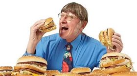 美國71歲男子戈斯克（Donald Gorske）連續54年每天吃漢堡已創下金氏世界紀錄，外界質疑他這種飲食方式有害身體健康，而他的妻子透露，他健檢後血糖和膽固醇都正常，醫師也證明他的身體很好。（圖／翻攝自YouTube＠Guinness World Records）