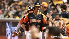 ▲中職36年開幕戰，統一獅三壘手潘傑楷安打送回蘇智傑、陳傑憲。（圖／記者劉彥池攝影）